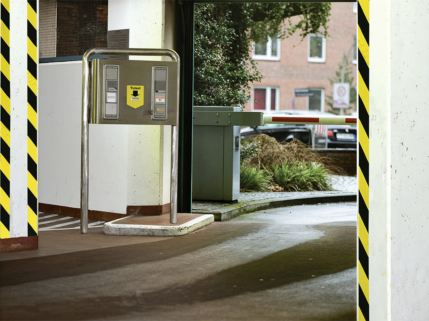 Geel-Zwarte Waarschuwingstape Tesa 66mx50mm, UV-bestendig - 2